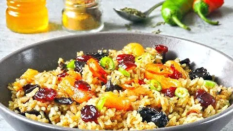 Плов с барбарисом и изюмом на плите
